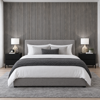 Papier peint 3D effet bois gris en tête de lit dans une chambre