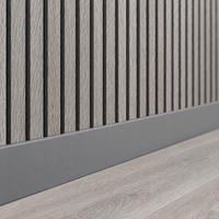 Papier peint 3D effet bois gris, détail de la plinthe