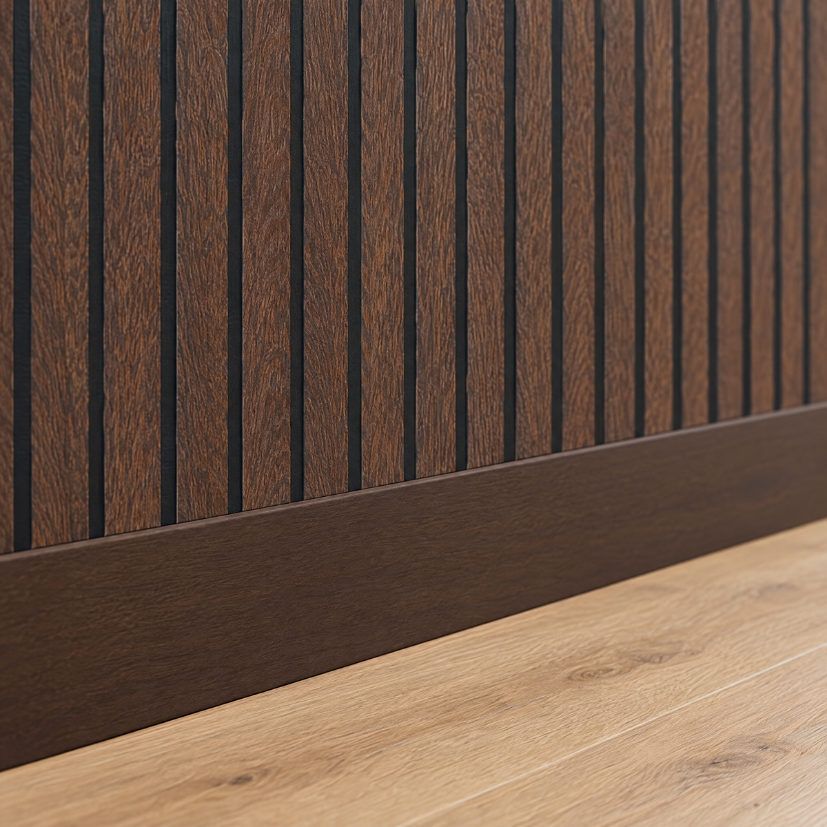 Papier peint 3D effet bois marron foncé, détail de la plinthe