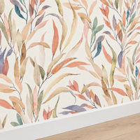 Papier peint feuillage aquarelle fond crème, détail avec plinthe