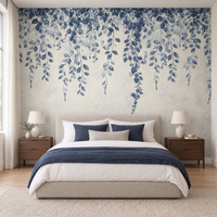 Papier peint motif botanique bleu et beige en tete de lit dans une chambre