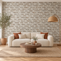 Papier peint effet béton beige et gris dans un salon moderne