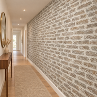 Papier peint effet béton beige et gris dans un couloir