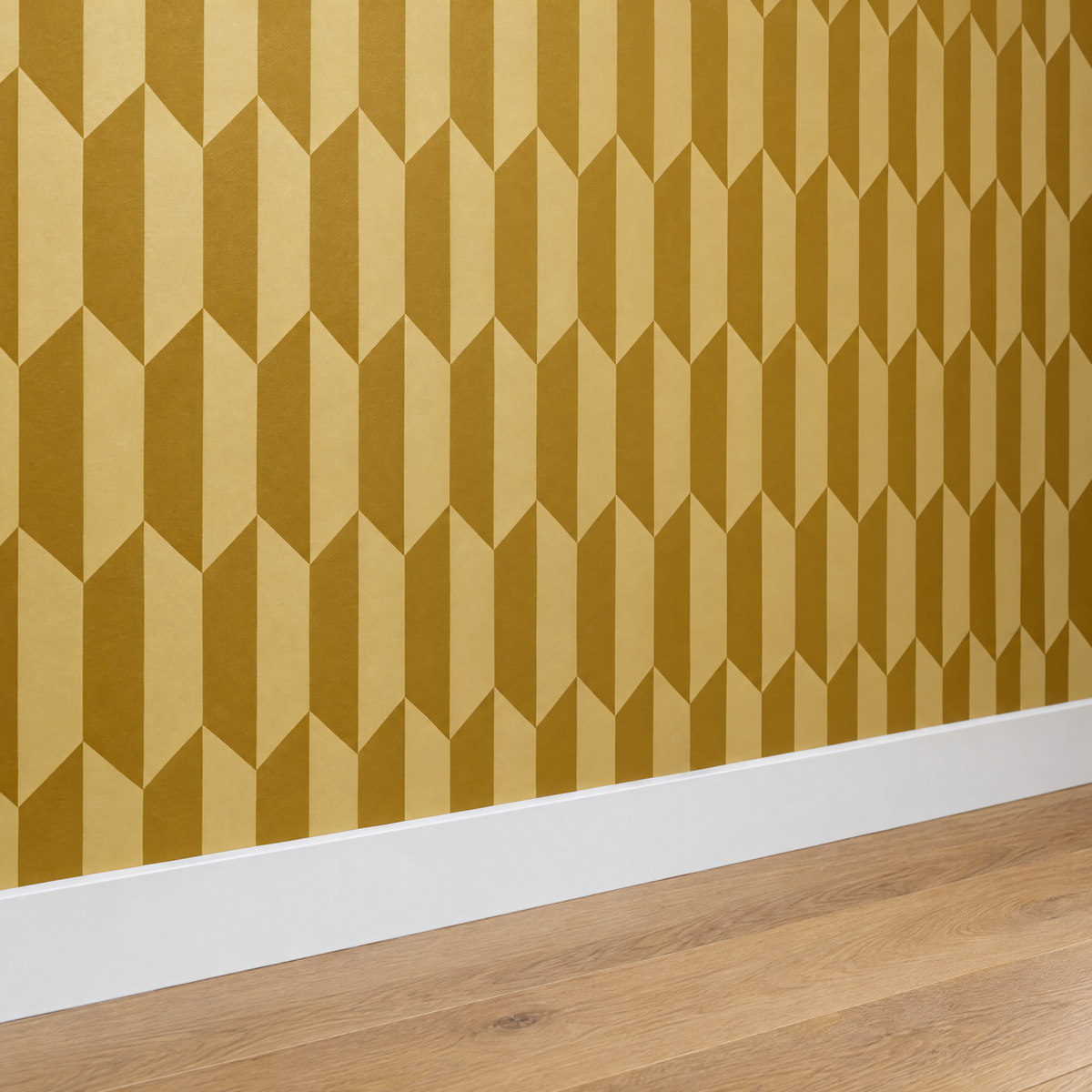 Papier peint motif geometrique jaune et or, detail avec plinthe