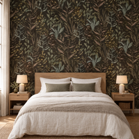Chambre avec tête de lit en chêne devant un papier peint botanique feuillage noir et vert