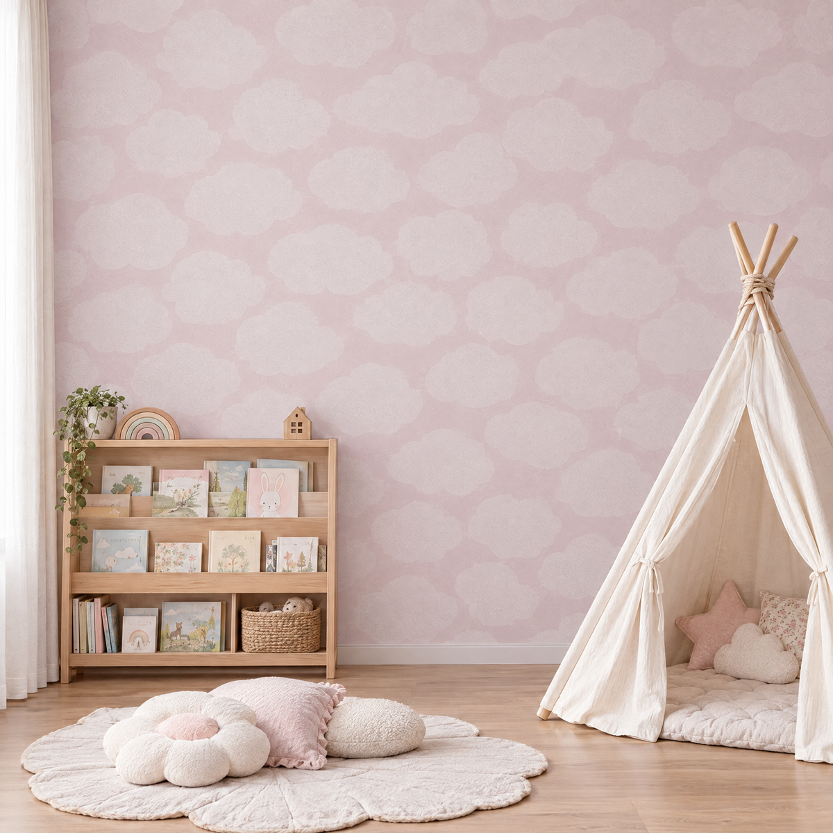 Salle de jeux et de lecture avec papier peint rose à nuages, bibliothèque basse et tipi