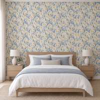 Chambre avec tête de lit en chêne devant un papier peint floral bleu et blanc