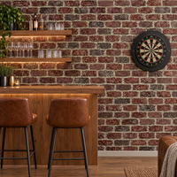 Salle de jeux avec papier peint effet brique rouge et marron, bar en bois et cible de fléchettes