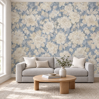Salon avec canapé gris et papier peint floral aquarelle bleu et beige