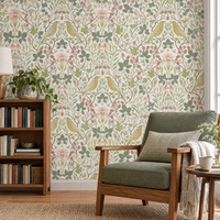 Papier peint oiseaux dorés et feuillages sauge dans une salle de lecture