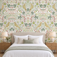 Papier peint oiseaux dorés et feuillages sauge dans une chambre