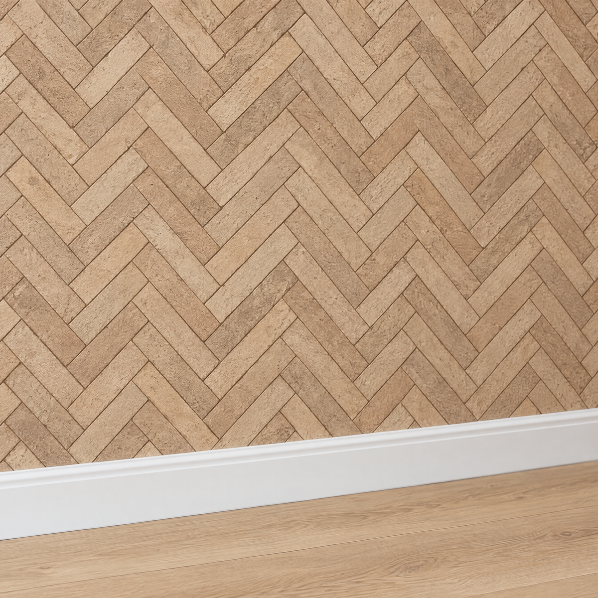 Papier peint effet pierre chevrons beige au-dessus d'une plinthe blanche