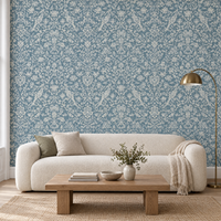 Papier peint damassé oiseaux et fleurs bleu gris et crème dans un salon