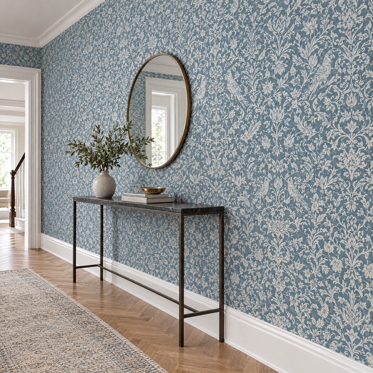 Papier peint damassé bleu gris et crème dans un couloir