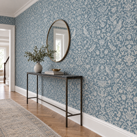 Papier peint damassé bleu gris et crème dans un couloir