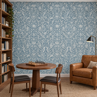 Papier peint damassé bleu gris et crème dans une salle de jeux