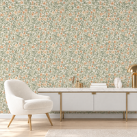 Papier peint floral vert sauge et pêche sur fond blanc dans un salon