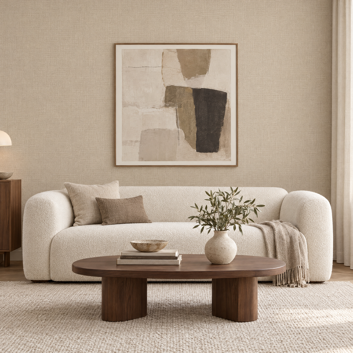 Papier peint uni aspect lin beige grisé dans un salon avec canapé bouclé