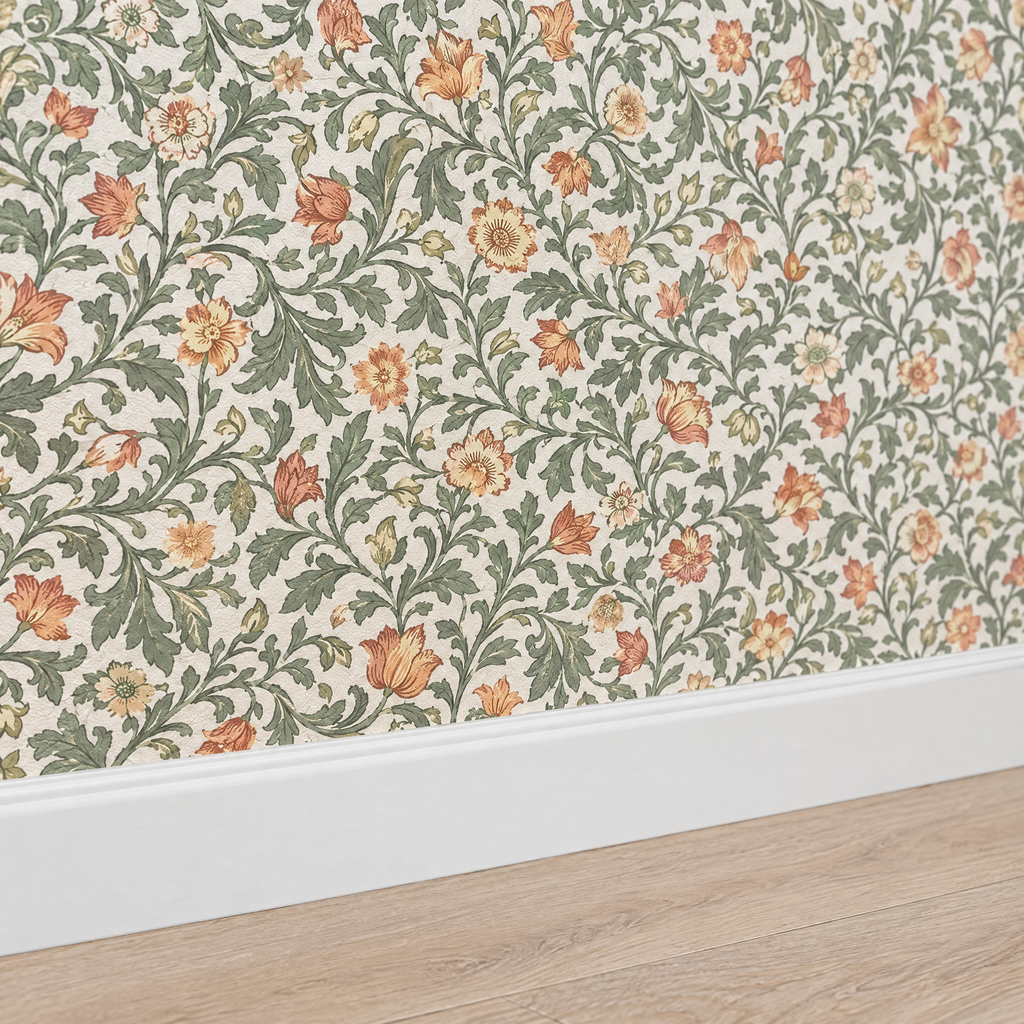 Papier peint floral vert sauge et pêche au-dessus d'une plinthe blanche