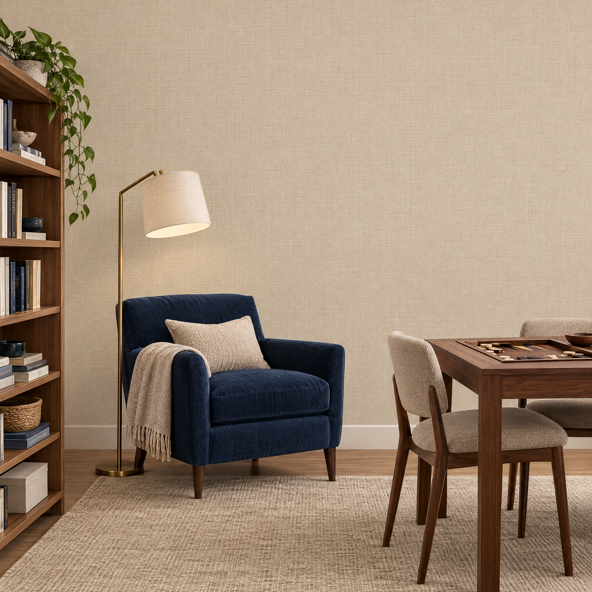 Papier peint uni aspect lin beige grisé dans une salle de jeux avec fauteuil bleu marine
