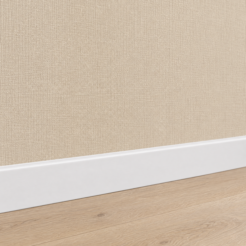 Gros plan sur le papier peint uni aspect lin beige au-dessus d'une plinthe blanche