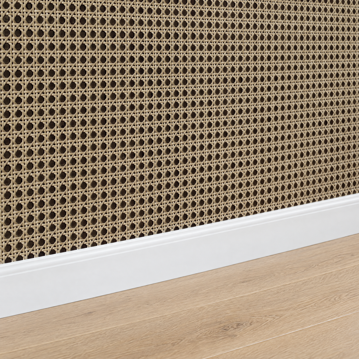 Gros plan sur le papier peint effet rotin cannage au-dessus d'une plinthe blanche