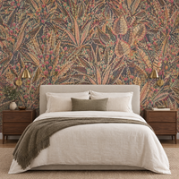 Papier peint feuillage botanique sombre noir, beige et rouge dans une chambre avec lit en lin