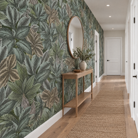 Papier peint feuilles tropicales vert sauge et gris bleuté dans un couloir
