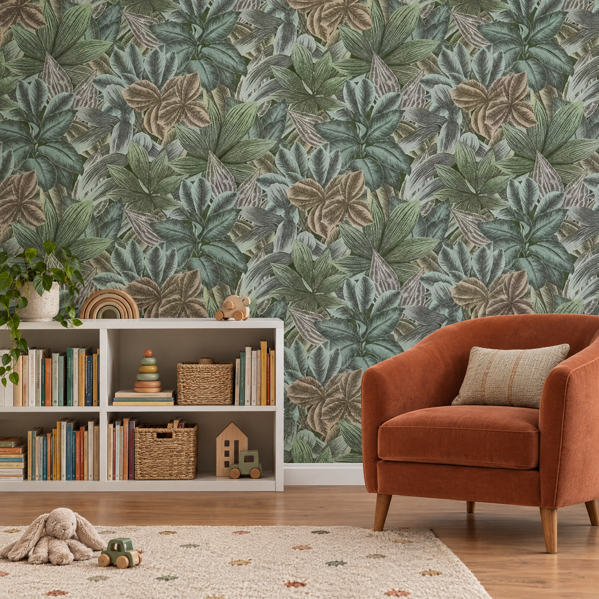Papier peint feuilles tropicales vert sauge et gris bleuté dans une salle de jeux et de lecture