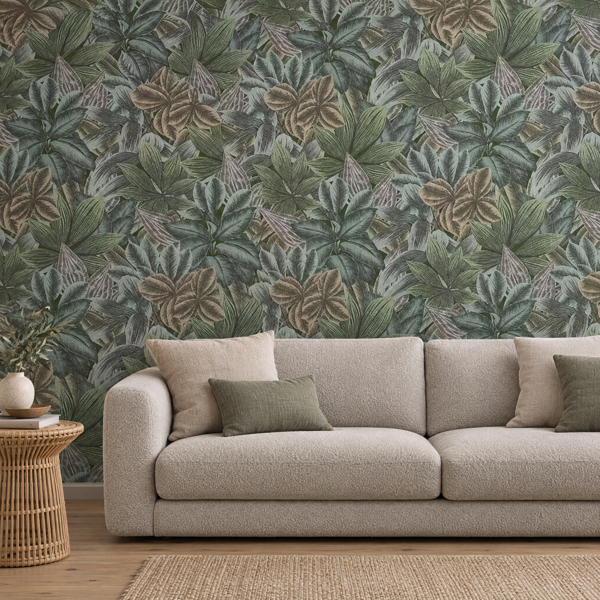 Papier peint feuilles tropicales vert sauge et gris bleuté dans un salon
