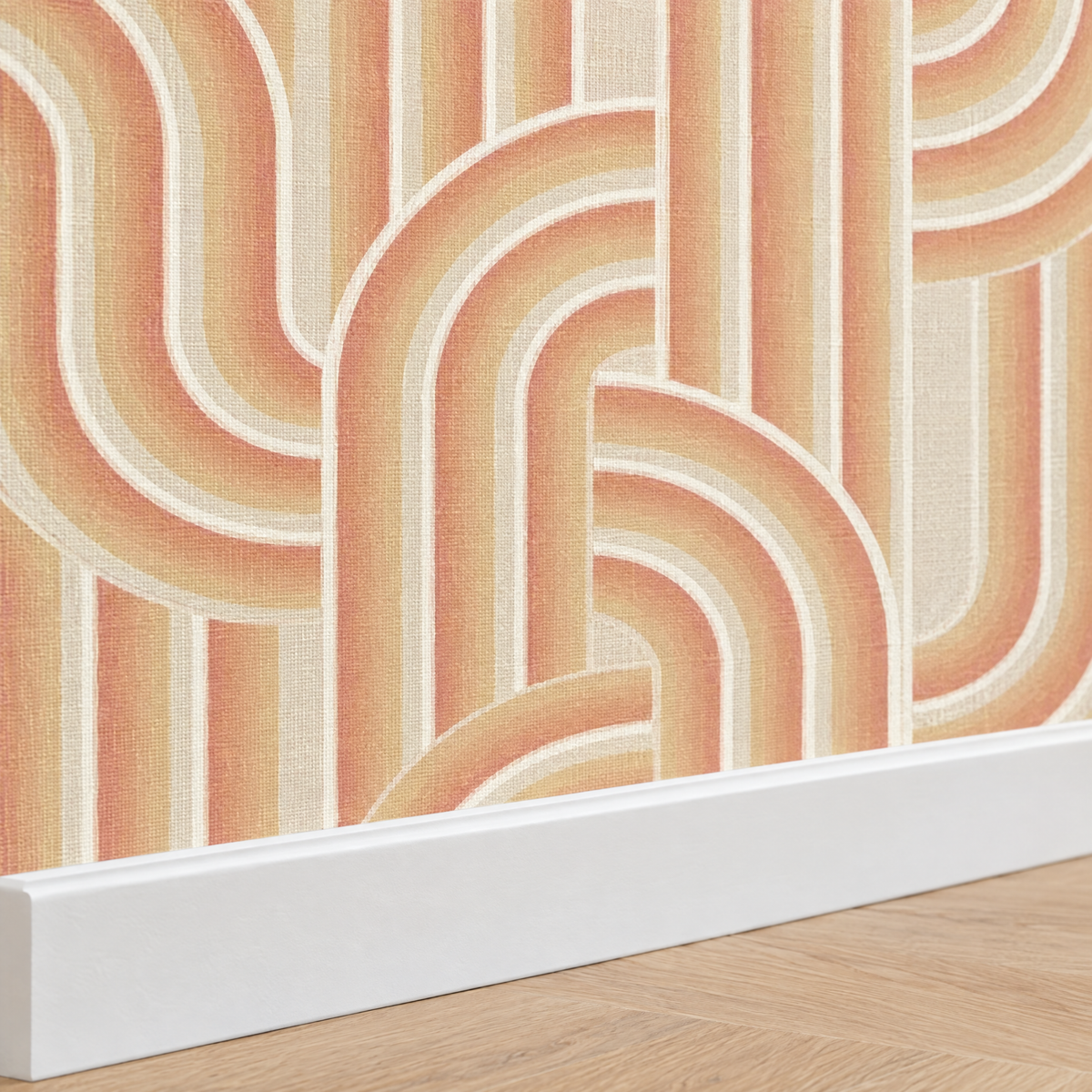 Gros plan plinthe blanche et papier peint rétro années 70 arches beige pêche et orange