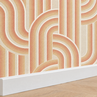 Gros plan plinthe blanche et papier peint rétro années 70 arches beige pêche et orange