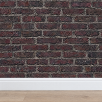 Gros plan plinthe blanche avec papier peint effet brique gris anthracite et bordeaux