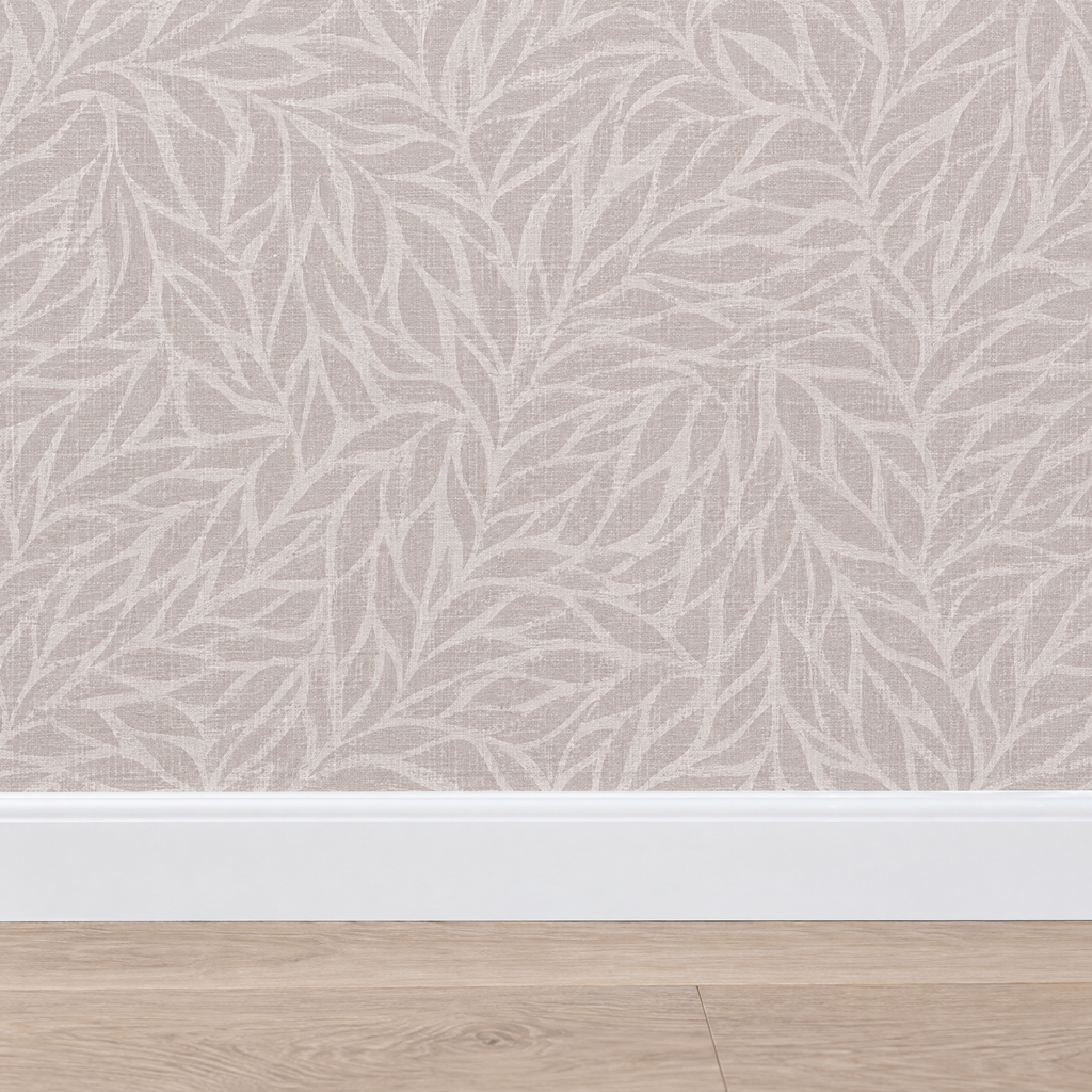 Gros plan plinthe blanche avec papier peint feuillage tonal gris taupe clair