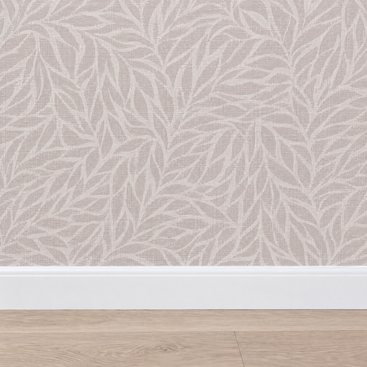 Gros plan plinthe blanche avec papier peint feuillage tonal gris taupe clair