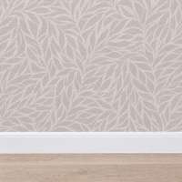 Gros plan plinthe blanche avec papier peint feuillage tonal gris taupe clair