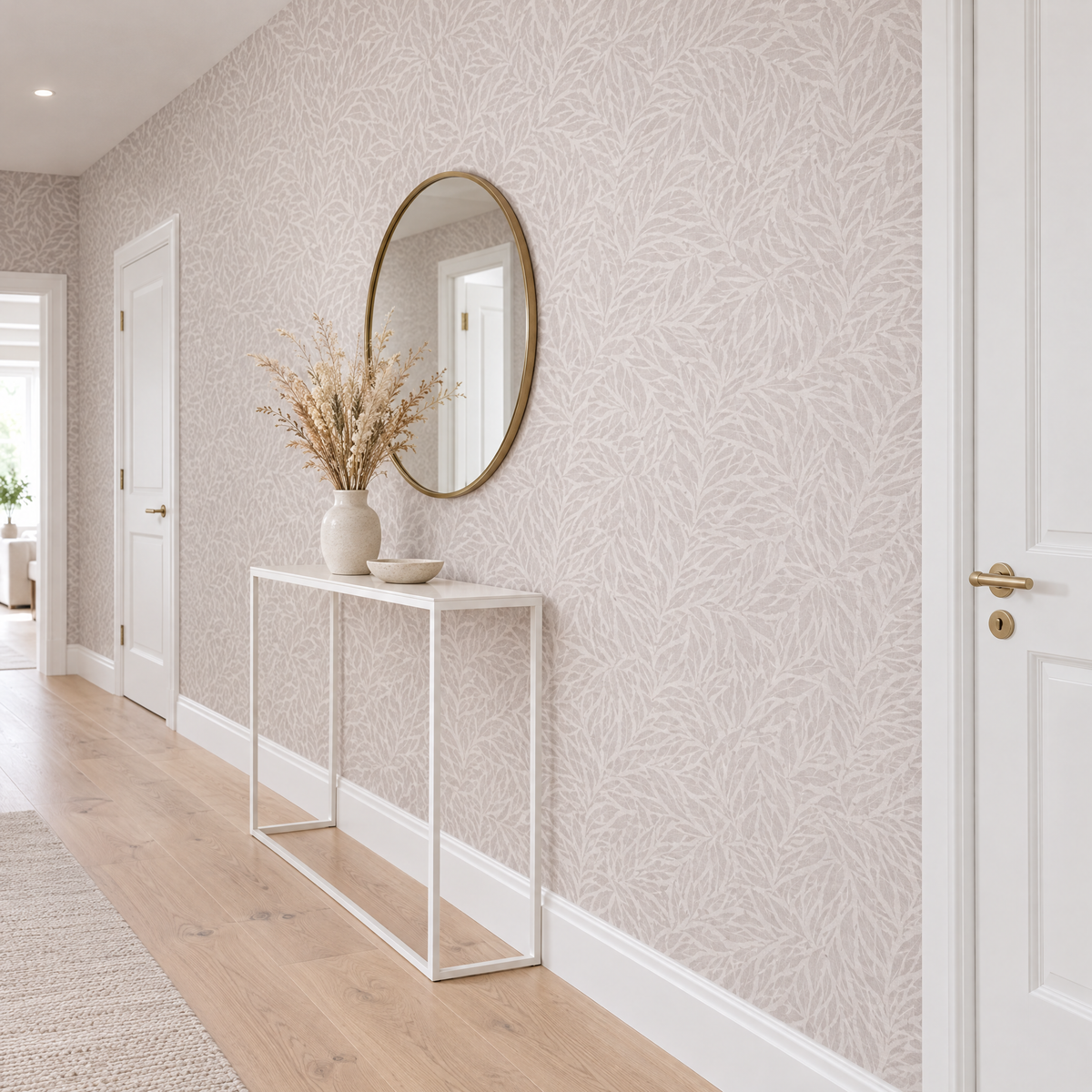 Couloir avec papier peint feuillage tonal gris taupe clair