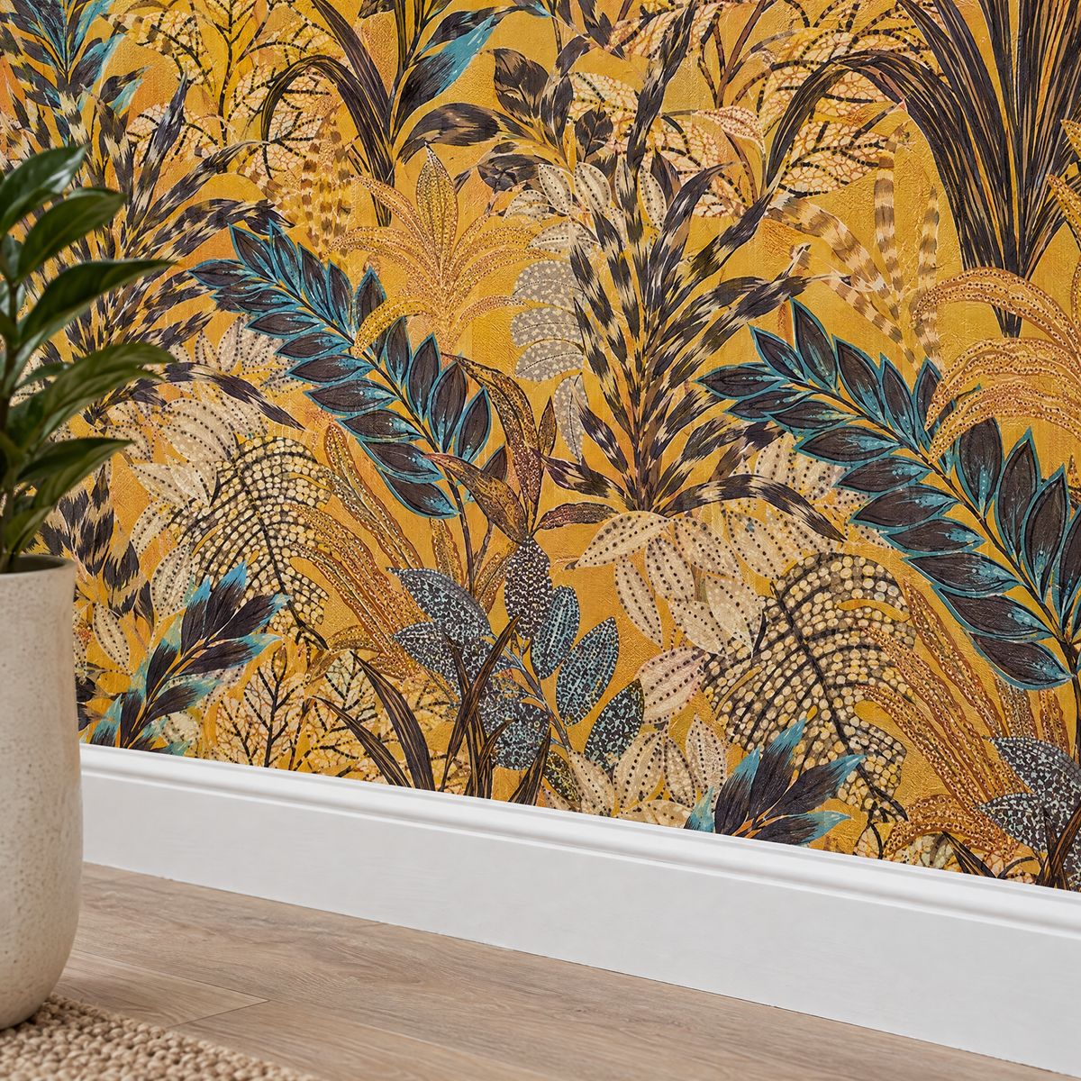 Gros plan sur le papier peint jungle jaune ocre et bleu au niveau de la plinthe