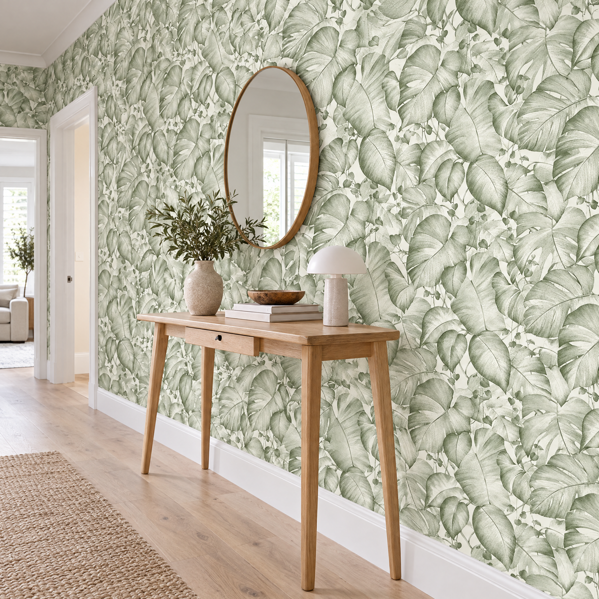 Papier peint motif monstera vert et blanc dans un couloir, vue de côté