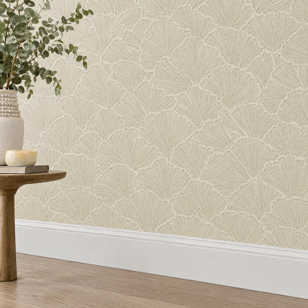 Papier peint feuilles de ginkgo beige et crème, vue rapprochée en bas de mur