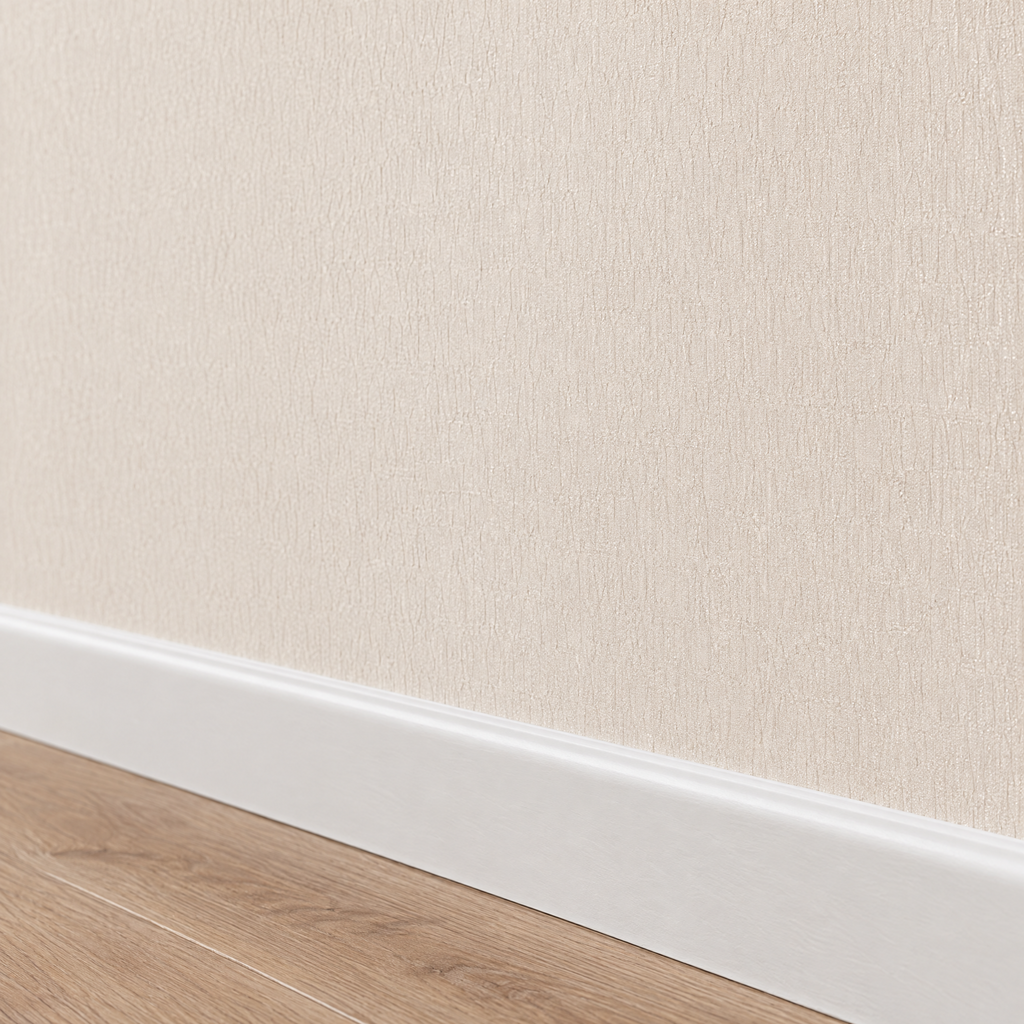 Gros plan sur la texture froissée du papier peint beige et argent au-dessus de la plinthe