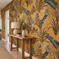 Papier peint jungle jaune ocre et bleu dans un couloir, vue de côté