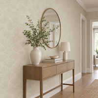 Papier peint feuilles de ginkgo beige et crème dans un couloir