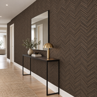 Papier peint effet parquet chevrons bois marron foncé dans un couloir