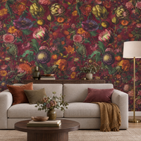 Papier peint fleurs flamandes bordeaux et rouge dans un salon moderne