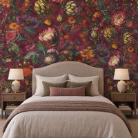 Papier peint fleurs flamandes bordeaux et rouge derrière une tête de lit en chambre