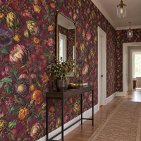 Papier peint fleurs flamandes bordeaux et rouge dans un couloir