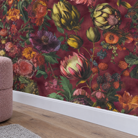 Gros plan sur la plinthe et le papier peint fleurs flamandes bordeaux et rouge