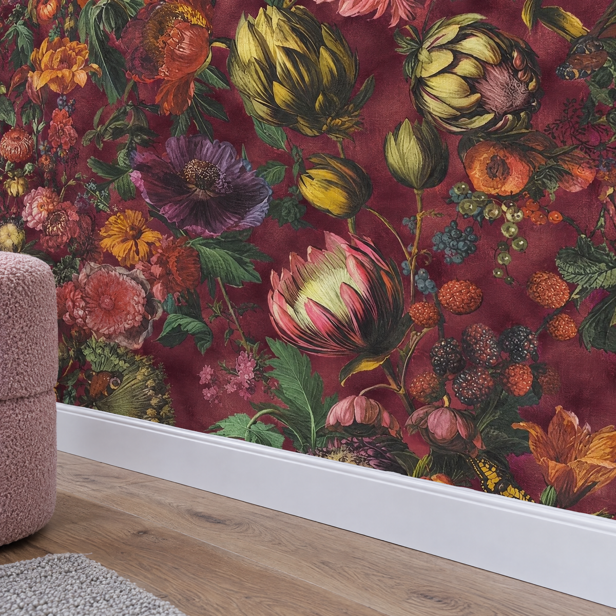 Gros plan sur la plinthe et le papier peint fleurs flamandes bordeaux et rouge