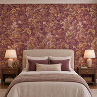 Papier peint feuillage de chêne bordeaux et ocre derrière une tête de lit en chambre